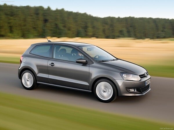 
Исключительно популярный седан Volkswagen Polo V вышел в продажу в 2018 и немедленно привлек внимание автолюбителей. В России его можно приобрести за 620 тыс. рублей, а ТОП- версия предлагается за 850 тыс. рублей, что существенно ниже миллиона.Автомобиль специально дорабатывался для отечественных реалий, кузов стал более жестким с динамичным интерьером. В бюджетной версии он оснащается мотором 1.6 на 90 сил – надежным и проверенным силовым агрегатом, с приемлемыми характеристиками, динамикой до сотни в 11 с и максималкой 180 км/ч при среднем расходе бензина 5,5 л.                                                                                                                                       