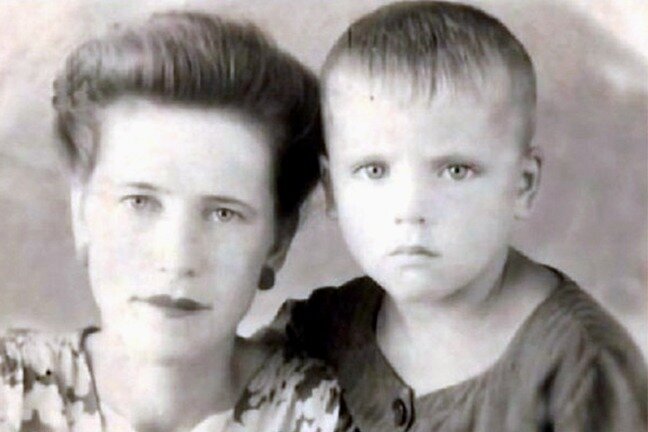 В детстве с мамой.