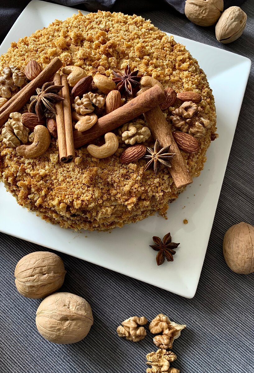 Для декорирования торта я использовала палочки корицы, звездочки бадьяна, грецкий орех, миндаль и кешью. 