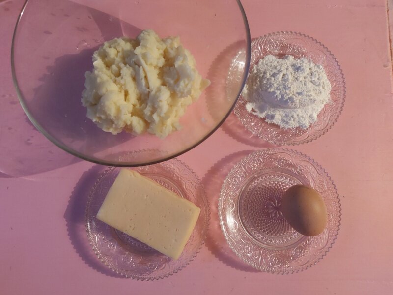 Картофельное пюре, яйцо, мука и сыр.