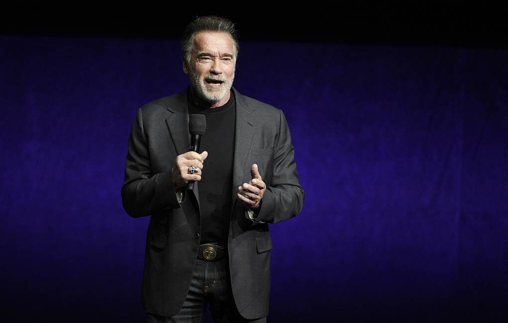 Арнольд мотивирует людей историей своей жизни по всему миру