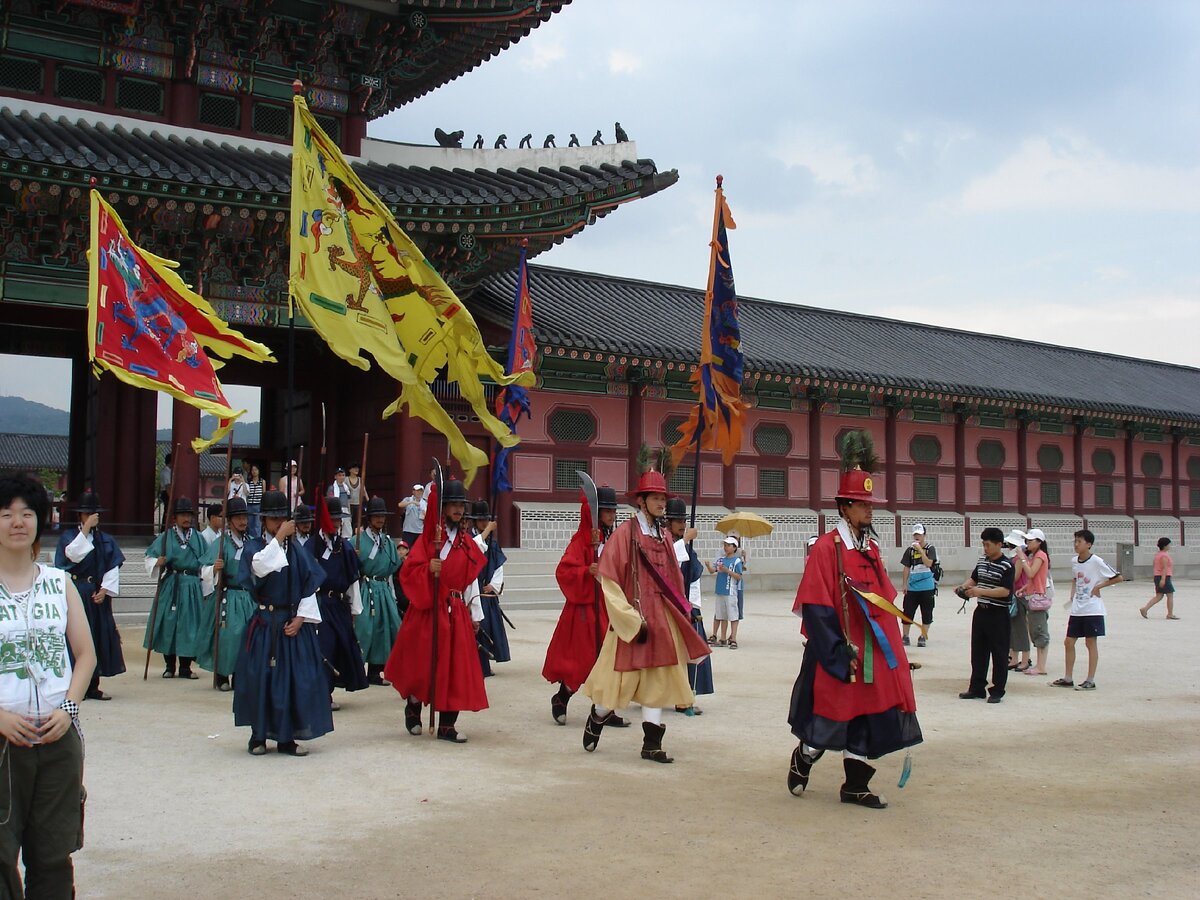 Вот эти ребята пошли на меня с суровыми лицами!