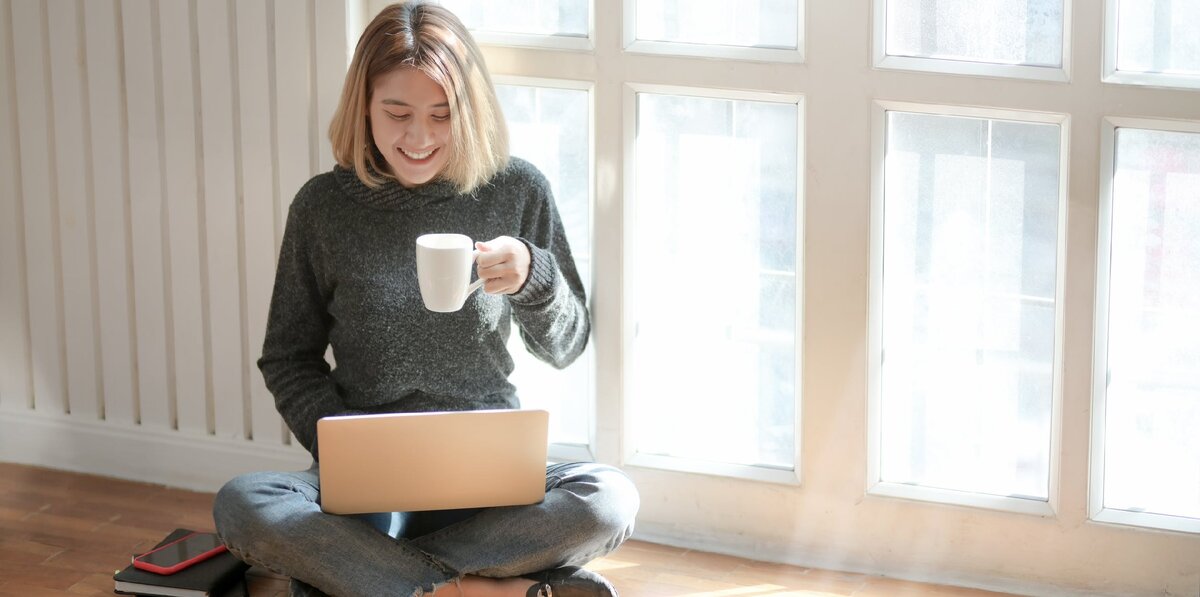 https://www.pexels.com/photo/woman-in-gray-sweater-drinking-coffee-3759089/танционное обучение