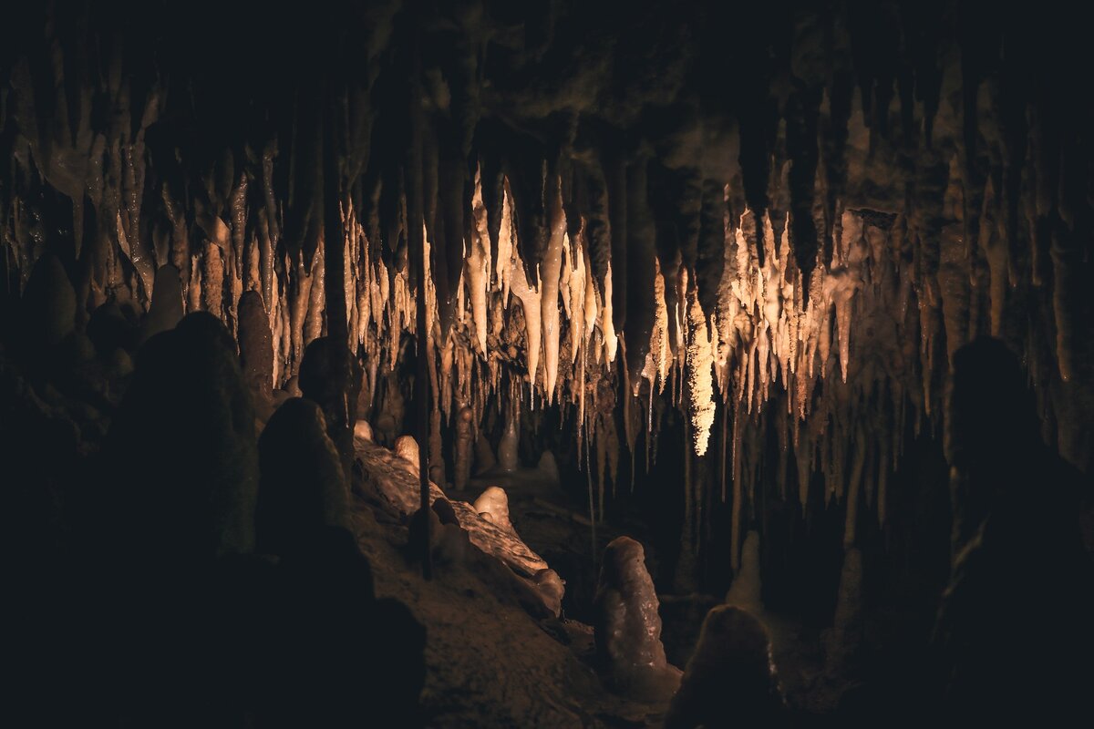 Пещера со сталактитами и сталагмитами