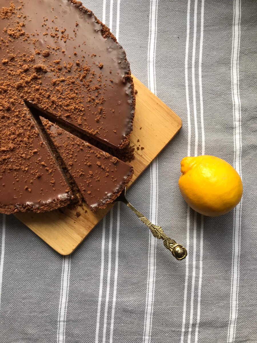 Для основы:
Печенье шоколадное песочное-
150-200 гр
Слив масло- 100 гр

Для начинки:
Творожная масса- 500 гр
Сгущёнка- 1 банка
Молоко- полстакана 
Шоколад(темный) - 2 плитки
Желатин- 10гр

Приготовление:
-Измельчить печенье,влить растопленное сливочное масло,хорошенько перемешать и утрамбовать в форму. Поставить в холодильник,пока готовится начинка.
-Желатин размочить в воде (4-5 ст ложки воды)
-Творог,сгущенку,растопленный шоколад(1 плитку)на водяной бане перемешать в миксере
-Желатин смешать с молоком и нагреть на водяной бане,чтобы желатин полностью растворился;полученную жидкость влить в творожную массу и хорошенько перемешать
-Достаём основу из холодильника,вливаем готовую начинку,распределяем по всей форме
-2ую плитку шоколада растапливаем на водяной бане и поливаем сверху готового чизкейка
-Оставляем в холодильнике минимум на 3-4 часа,лучше на ночь
Приятного аппетита котики🥰