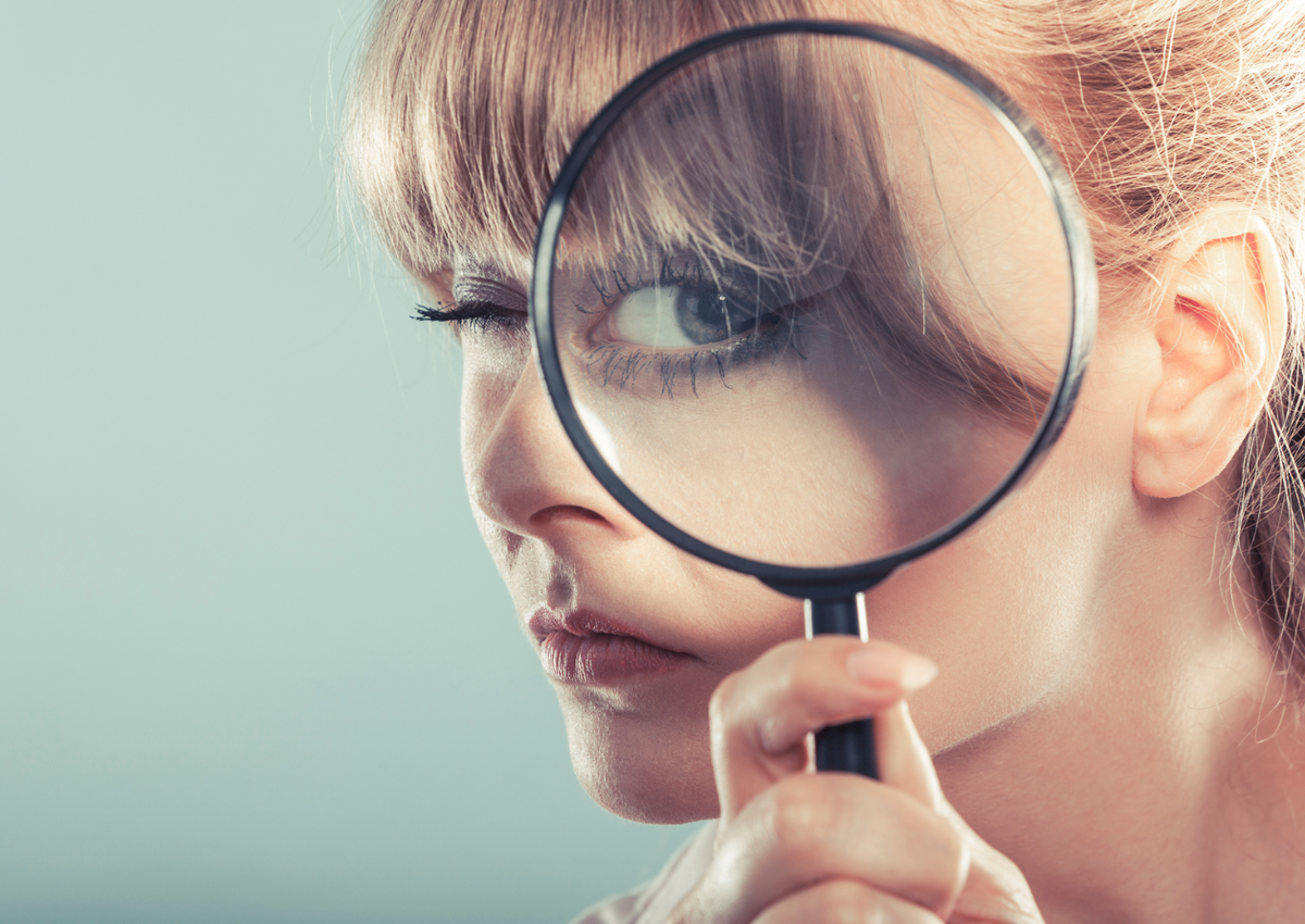 Если вас рассматривают на улице, не думайте, что вам это кажется: выясните причину и защитите себя от недоброжелателей