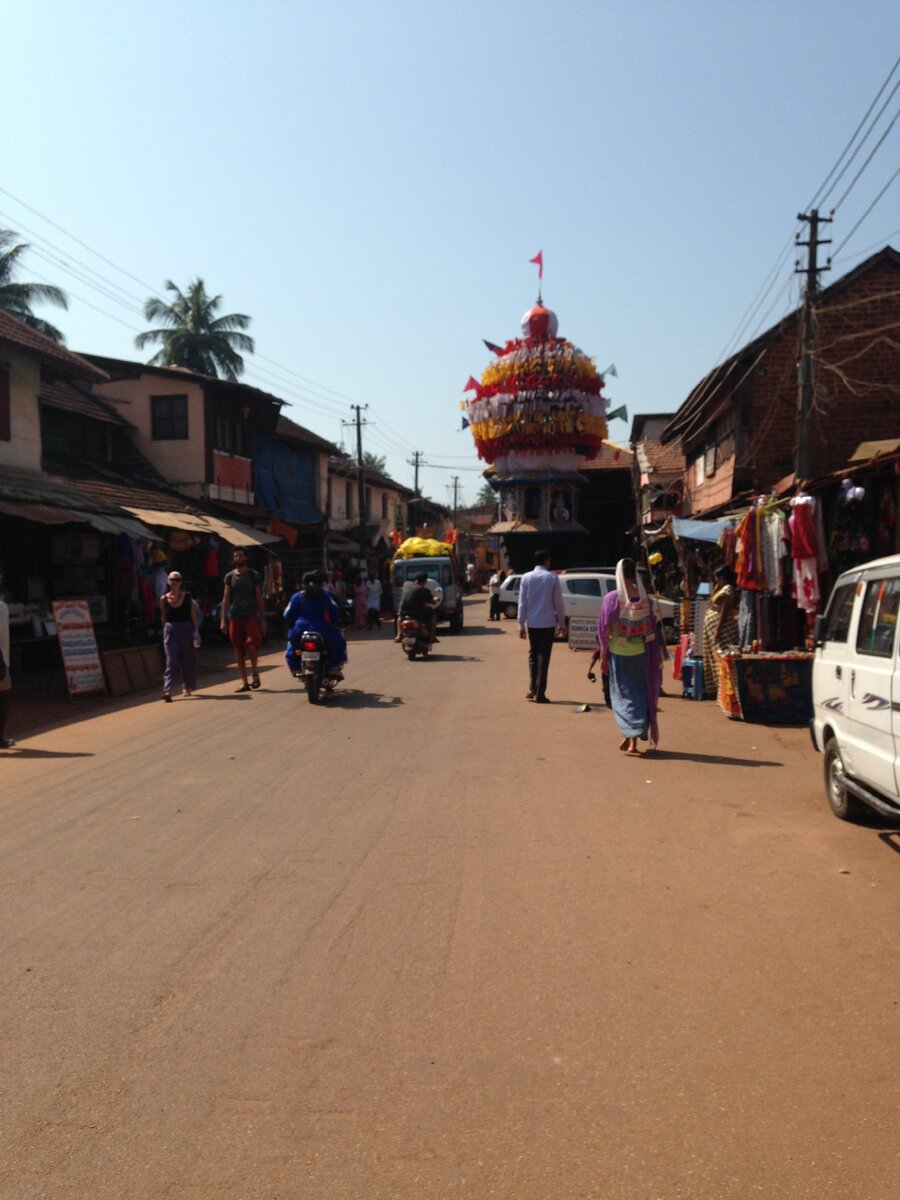 Главная улица Гокарны и посещение небольшого храма