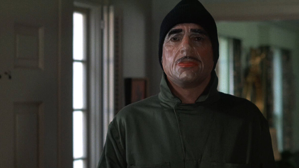 Не бойтесь, это не маньяк. Это добрейший грабитель банка