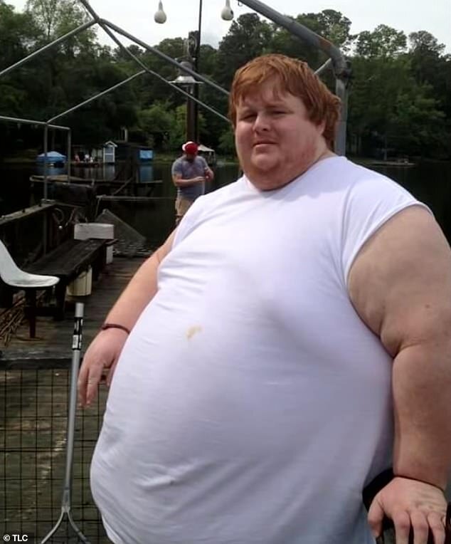 Убивающий образ жизни: как живет парень весом более 300 килограммов