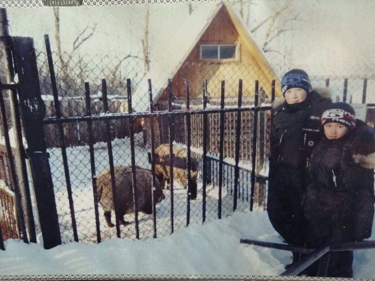 Я с младшим братом в зоопарке