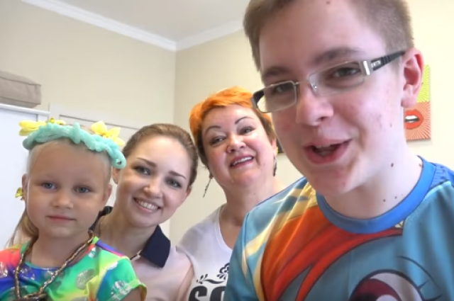 Елена с дочерью, внучкой и сыном Левой.