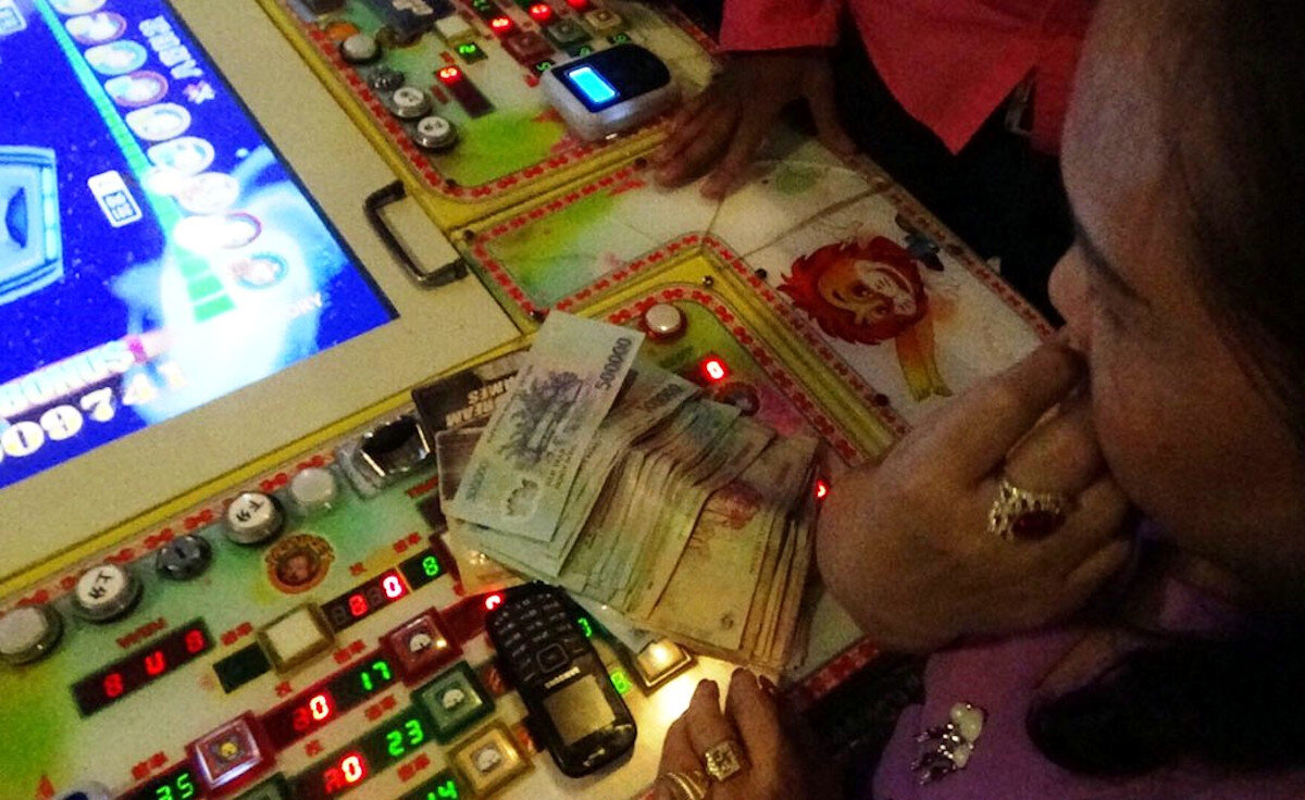 Почему взрослые мужики во Вьетнаме массово играют в странные автоматы