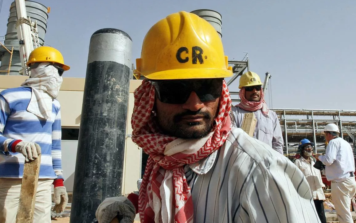 Оаэ сша нефть. Нефтяник Саудовская Аравия. Эр Рияд нефть. Саудовская Аравия нефть. Инженер Нефтяник Саудовской Аравии