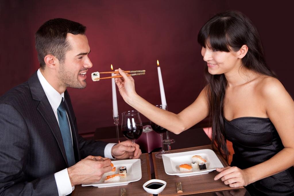 Девушку конечно. Романтический ужин суши. Девушка в ресторане. Романтический ужин с роллами. Мужчина с девушкой в кафе.
