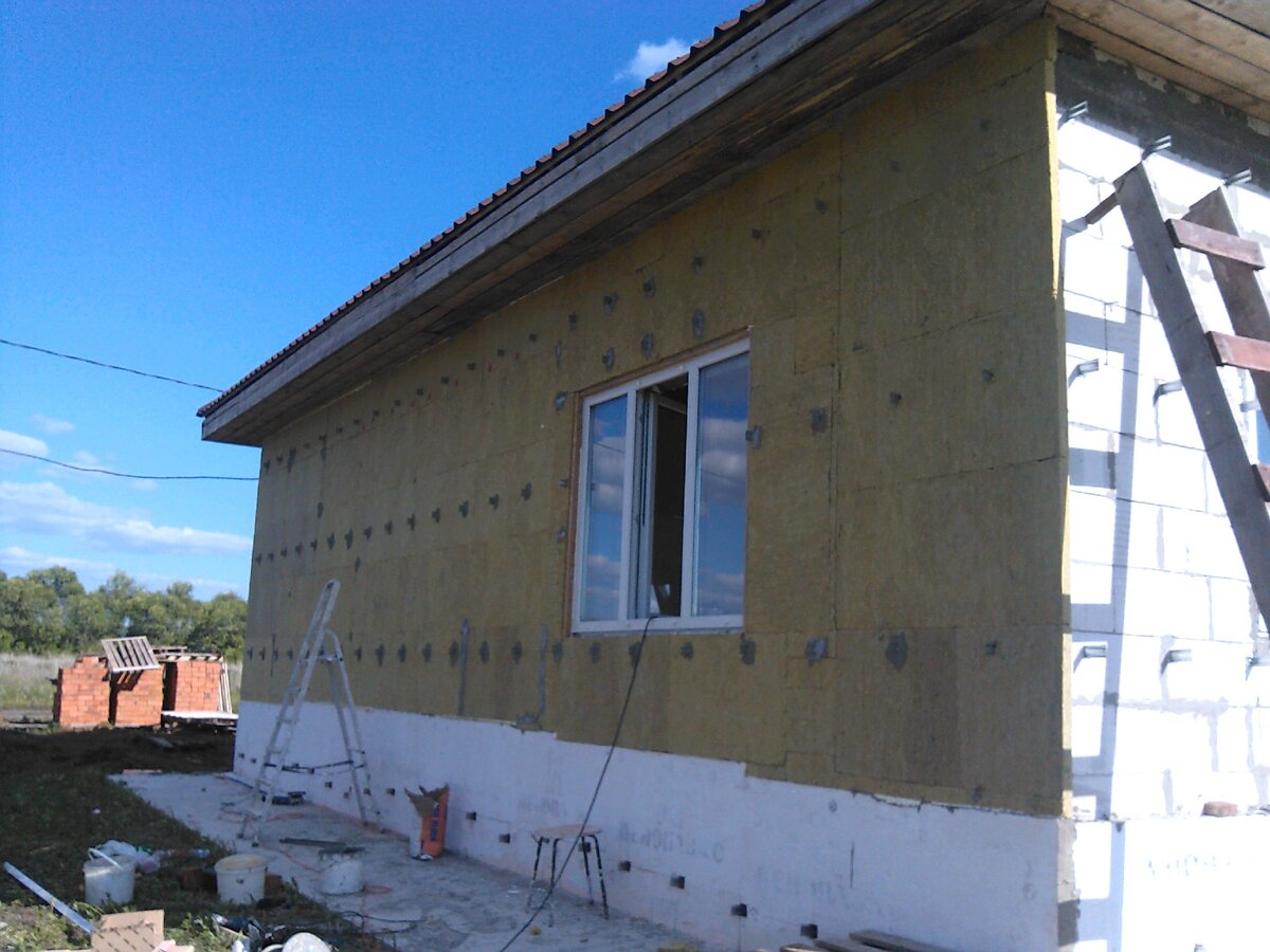 У меня дом из 30см газоблока, я решил утеплить 5 см базальтом: стена получилась легкой и теплой. С таким же успехом можно было бы делать из 40см газоблока и не утеплять. @Горбунов Сергей Канал Самостройщика