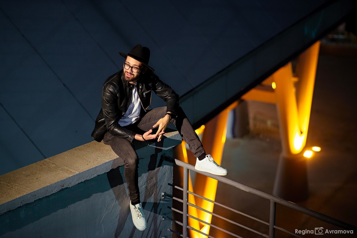 Ну вы гляньте - какие цвета красивые! Умеют фотографы, могут! И парень на меня похож. Красота.