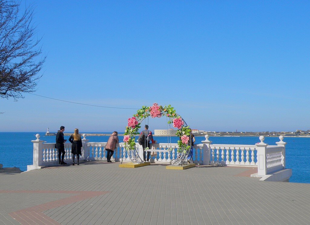 Цветочные качели на Приморском бульваре