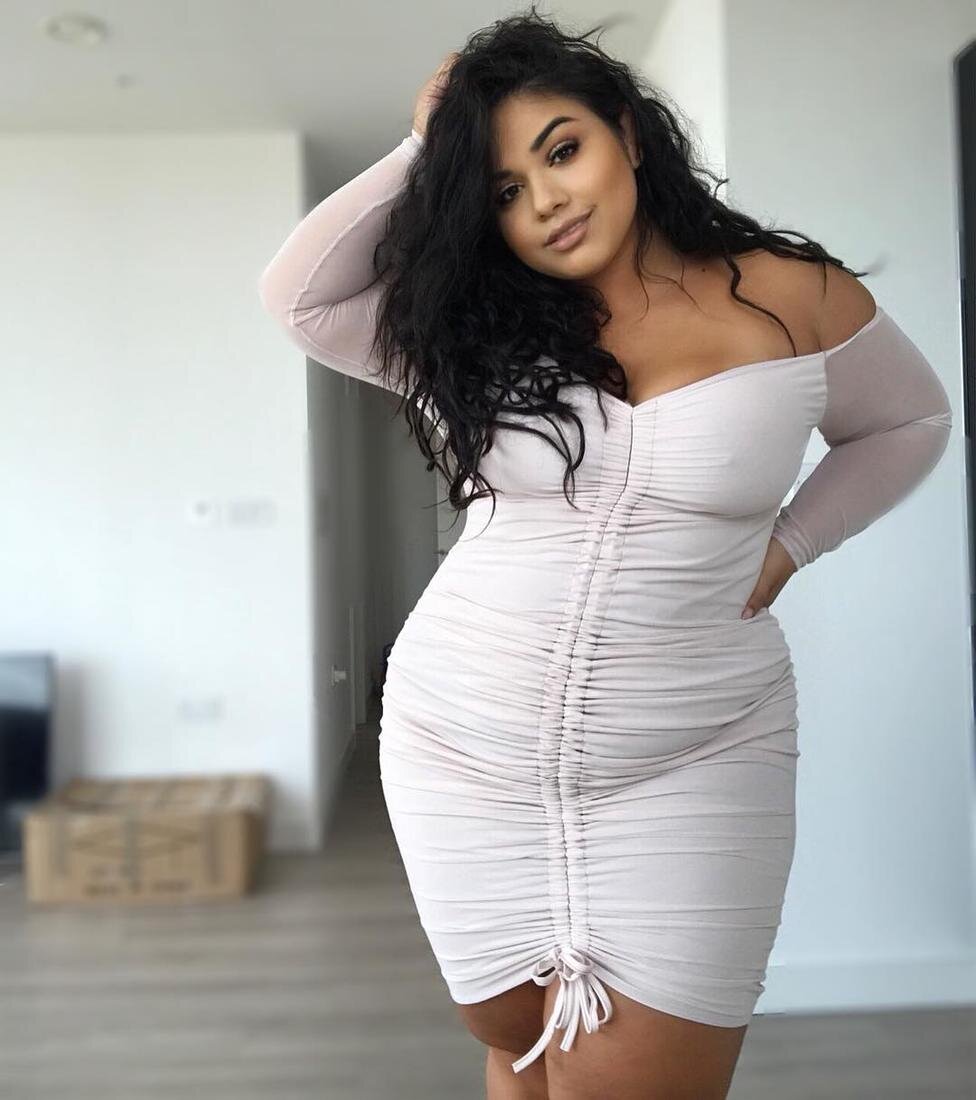 Модель плюс-сайз эшли грэм. Огромные бедра. Модель curvy thick big 2018 dress. Фото pamela santana в платье. Thick model.
