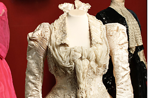 Платье вечернее вдовствующей императрицы Марии Федоровны. Австрия, Вена. 1898-1899 г.г. Источник hermitage.guide