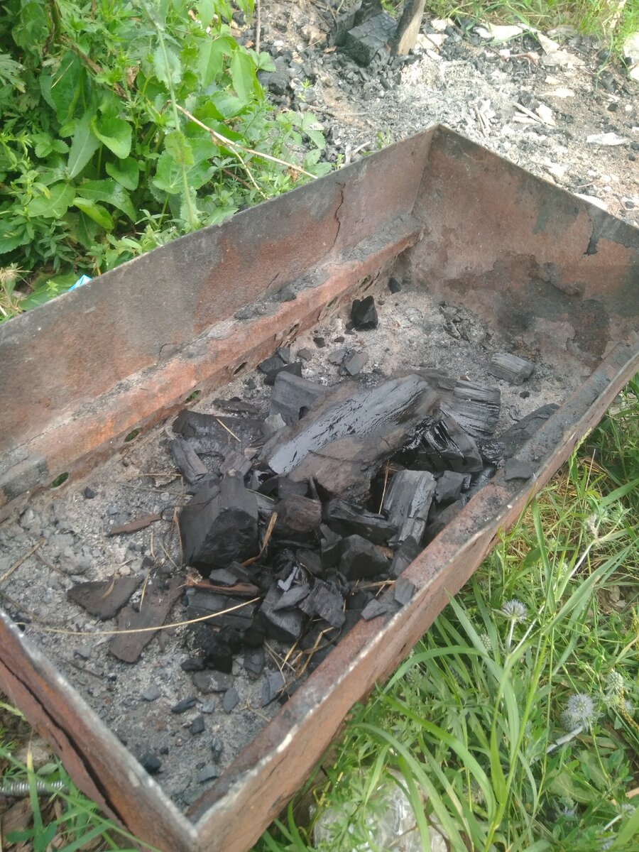 Знакомый по своему методу сначала разжигает небольшое количество углей, а потом подкидывает ещё партию. Говорит: "Так быстрее".