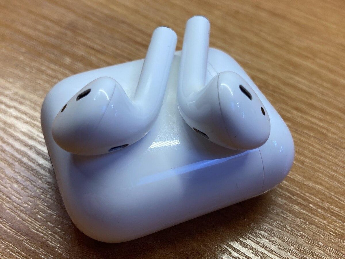 Наушники AirPods (уже 2-ого поколения). Все так же отчетливо видны швы сборки.