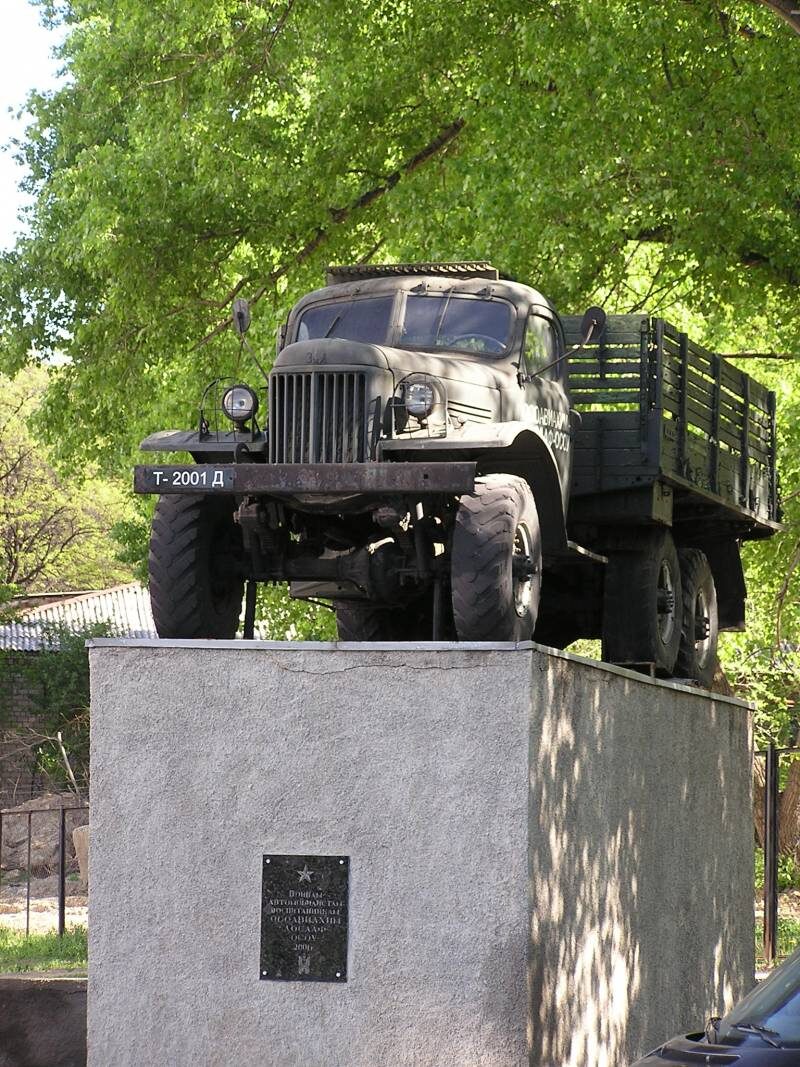 
Однако влияние военного опыта эксплуатации «Студебеккеров» перевесило, и чины Советской Армии отдали предпочтение двухскатным колесам базового варианта. Одним из аргументов в пользу этого решения была якобы большая живучесть сдвоенных колес на поле боя. Немаловажным оказалось и мнение Ивана Лихачева, директора завода, который по какой-то причине недолюбливал односкатные колеса. Евгений Кочнев в этой связи в книге «Автомобили Советской Армии» пишет, что принятие на вооружение во многом неудачного «двухскатного» ЗИС-151 на десять лет остановило прогресс отечественной полноприводной техники для военных.
