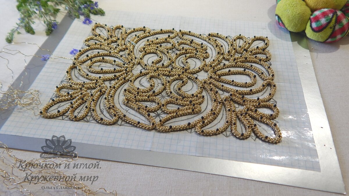 женская обложка для паспорта, румынское кружево и фетр.