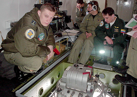 Экипаж Ту-214, специально оборудованного для фотосъемки объектов.