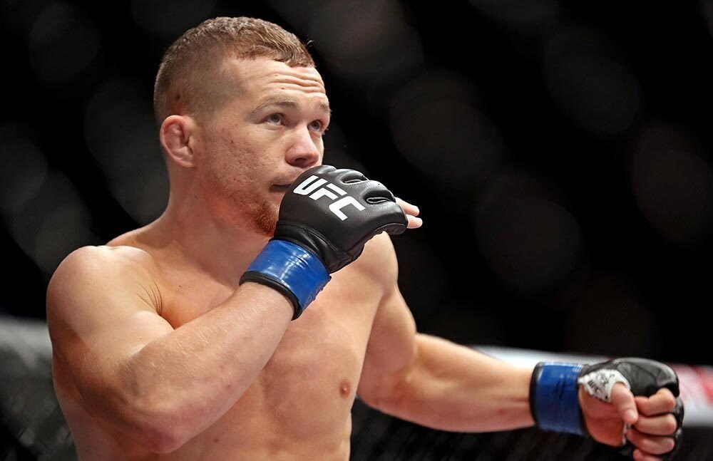 Петр Ян разминается перед боем 