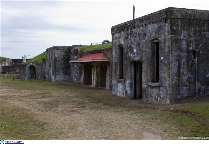 Пороховой погреб и казармы форта