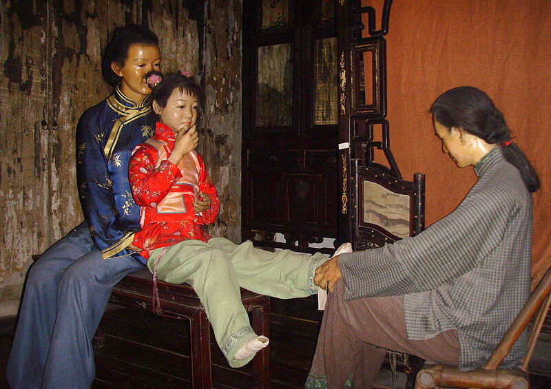 Экспонат в китайском музее в память о нечеловеческих страданиях девочек