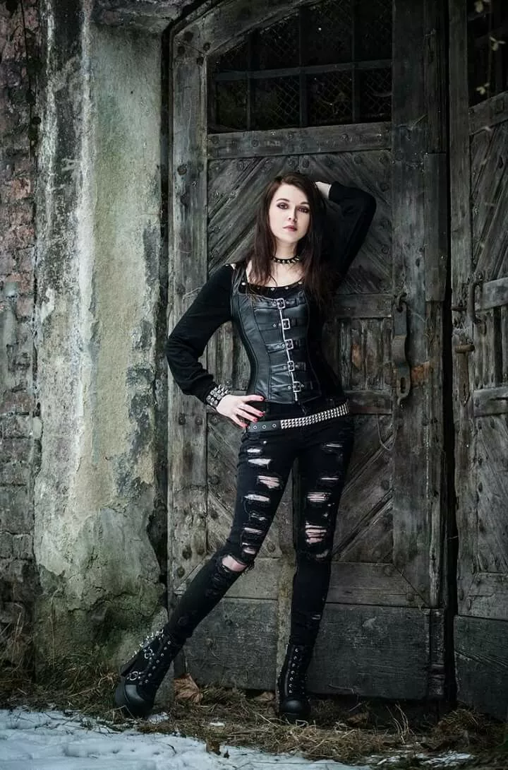 Это готический стиль,но встречаются девушки с похожим стилем

