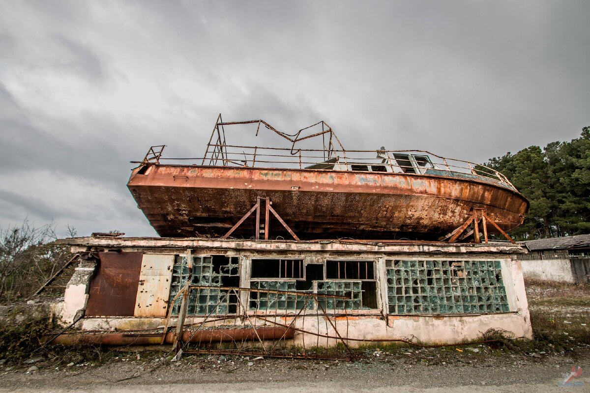 Никому не нужный катер много лет валяется у берега Черного моря на крыше сарая. Забрали бы себе?
