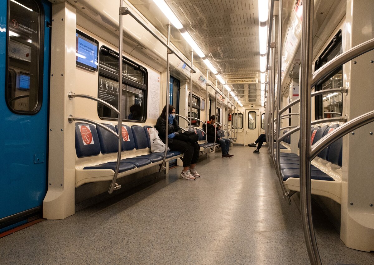 В московском метро пустовато, хоть и рабочий день