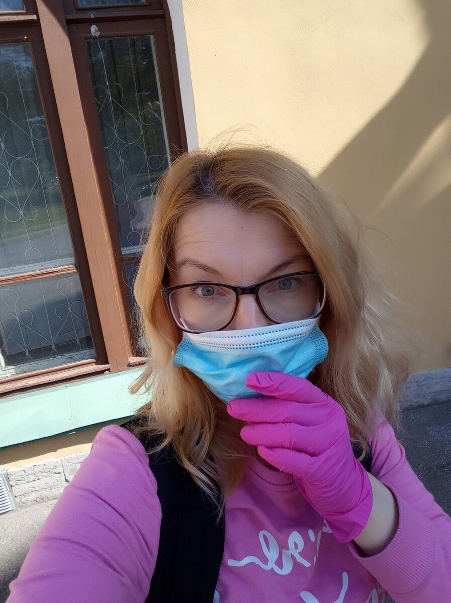 Здесь прямо гламурненько. Перчатки и свитер в одном тоне. Так и хочется петь: Я звездаааа!