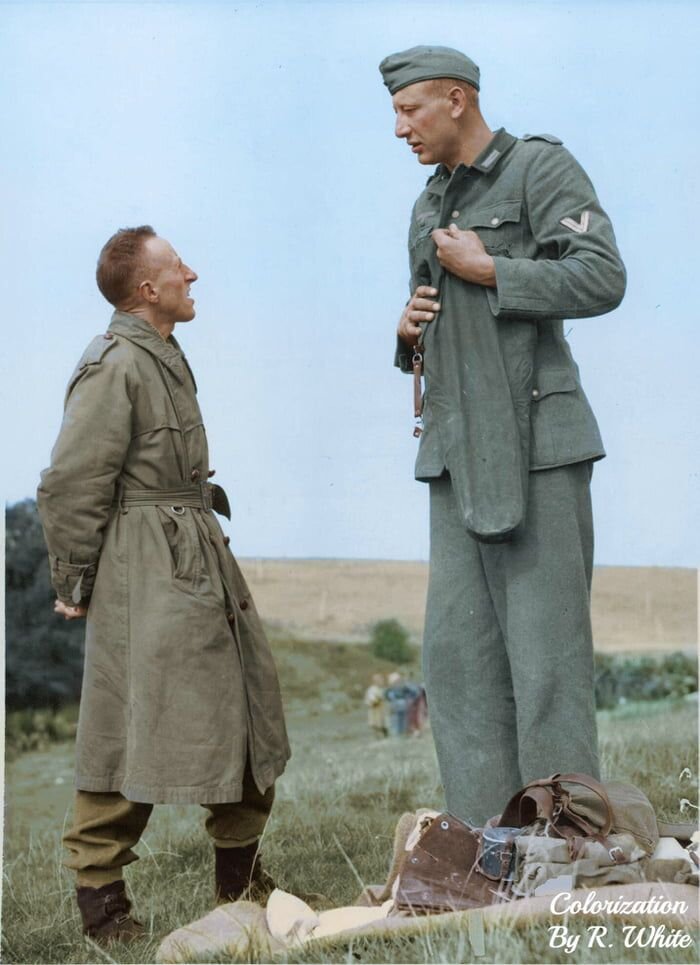 На фотографии изображен Элдон Робертс (канадский капрал), который берет в плен Якоба Накена (Jakob Nacken), самого высокого солдата вермахта. Фотография из открытых источников.