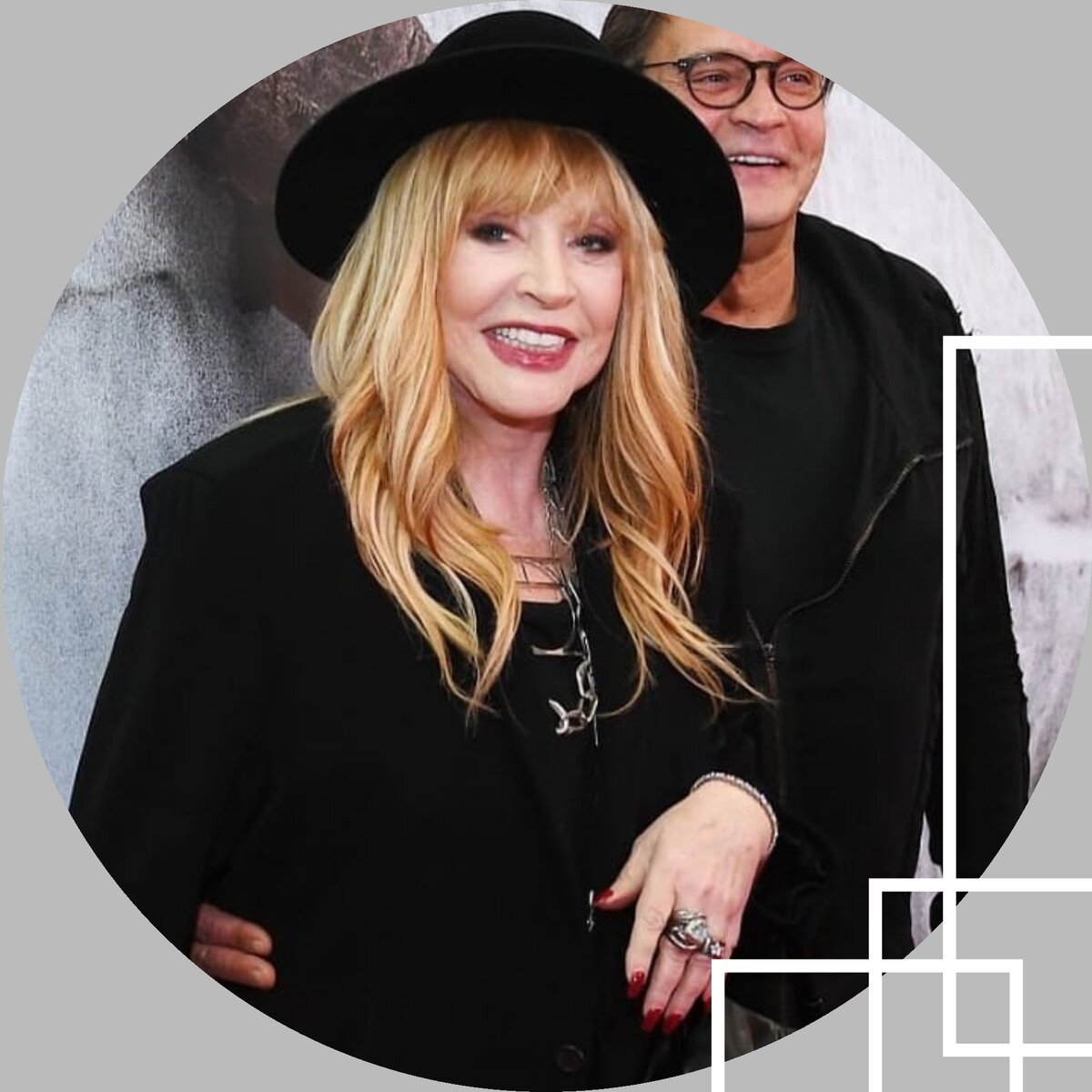 Алла долгое время отдавала предпочтение черному цвету