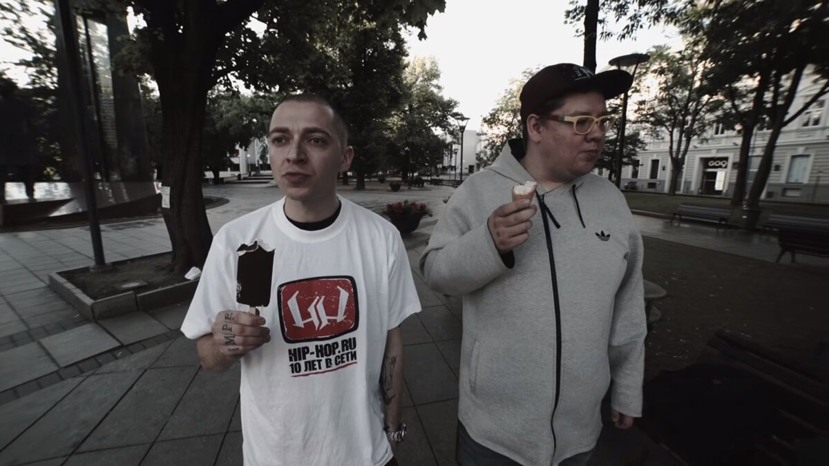 Оксимирон в футболке Hip-hop.ru