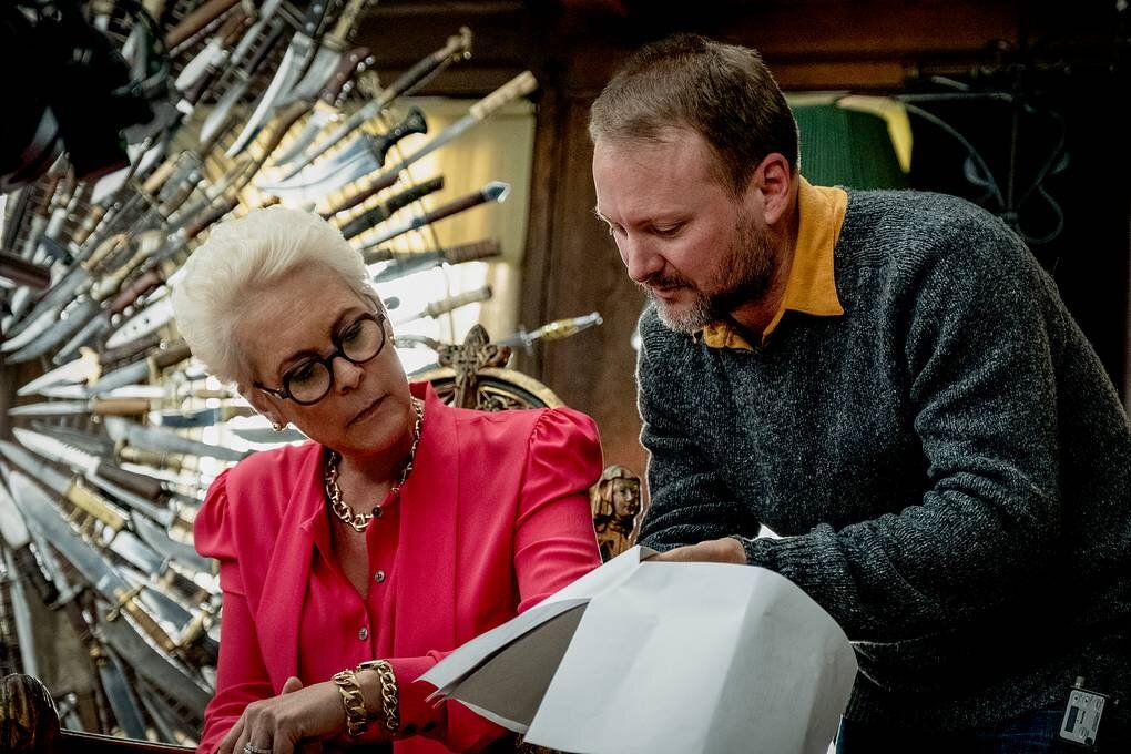 Райан Джонсон и Джейми Ли Кертис н съемках фильма.