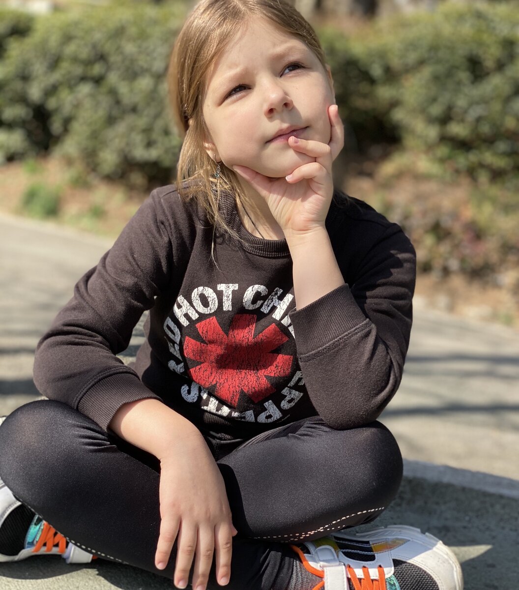 Наша младшая — Дарина, ей 6 и у неё пока нет собственного телефона ))