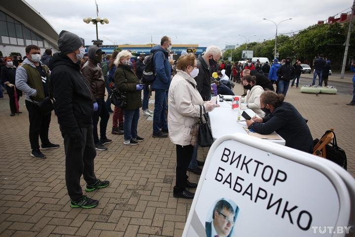 Граждане стоят в очереди, чтобы поставить свою подпись за выдвижение Виктора Бабарико кандидатом в Президенты Беларуси. Фото Tut.by