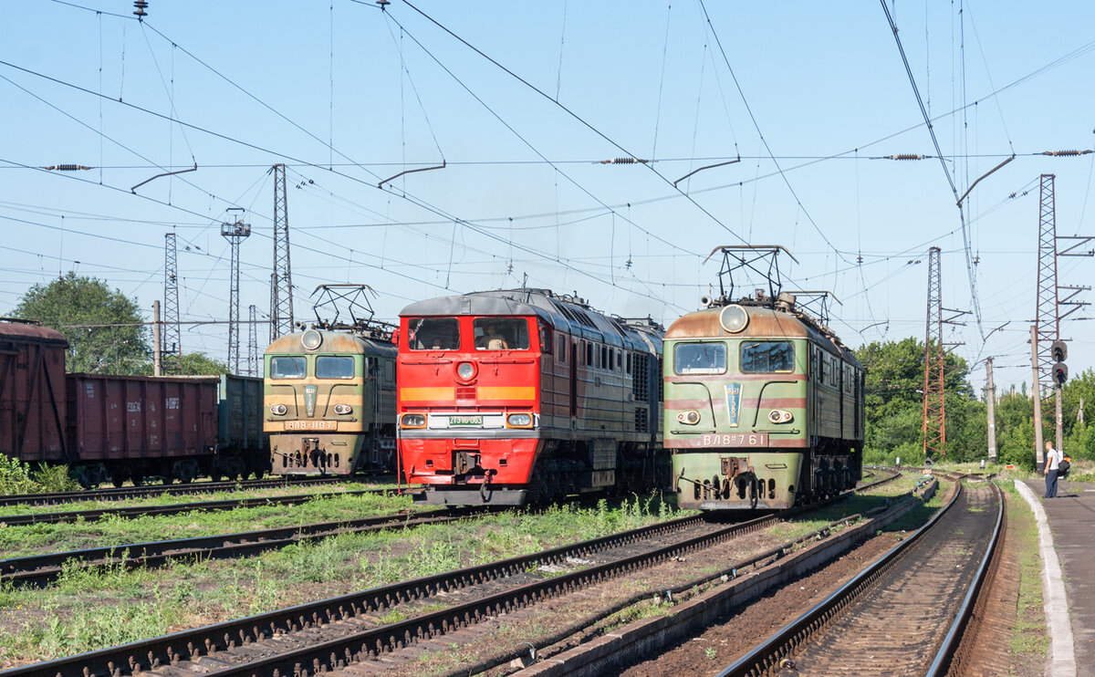 В центре кадра тепловоз с Луганской ТЭЦ, также выкрашен в подобие корпоративных цветов РЖД, фото Дмитрий Денисенко