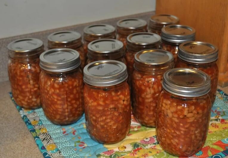 Фасоль в томатной заливке - отличная заготовка для бабушек и студентов: просто разогреть и обед готов