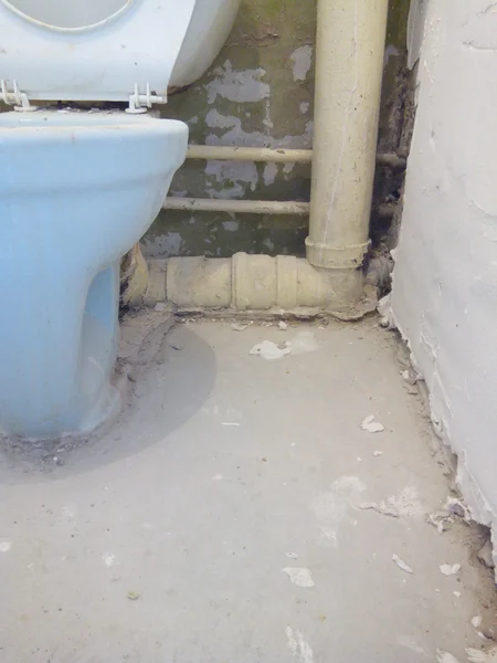 Ремонт стен в уборной, туалете своими руками: гидроизоляция, фото, видео