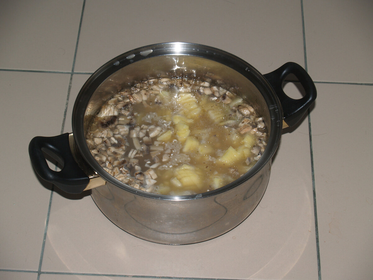 Бульон с рисом, картошкой и грибами