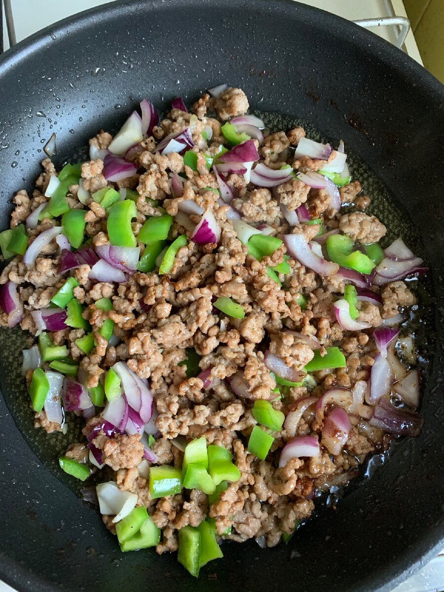 Обжариваем фарш с красным луком, зелёным болгарским перцем и чесноком