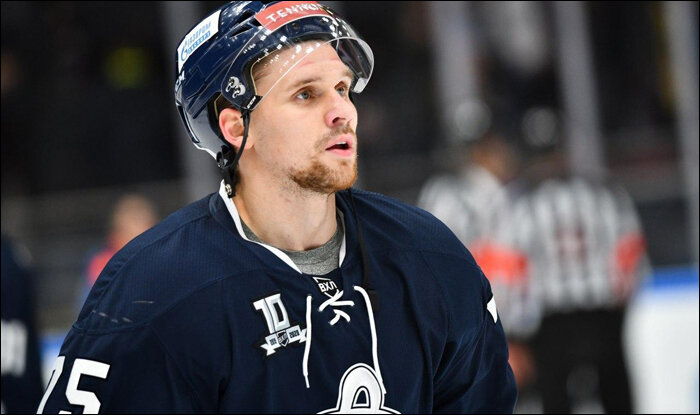 

— По окончании сезона остались в Петербурге или уехали на родину?
