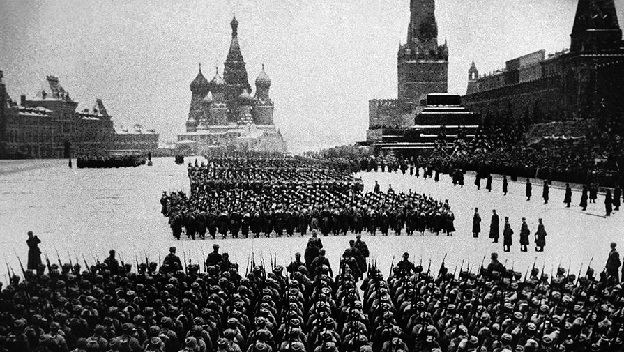 Парад 7 ноября 1941 года на Красной площади в Москве. 