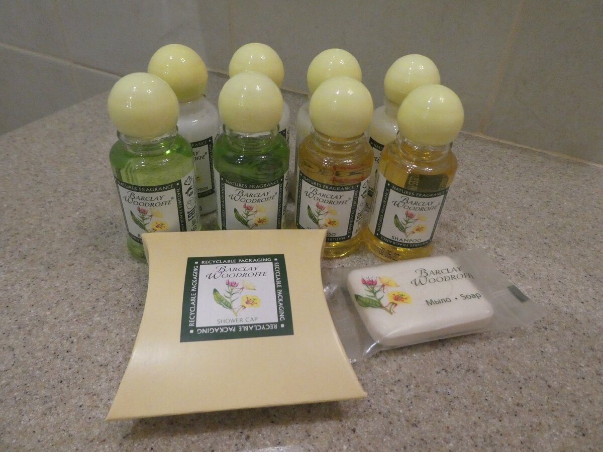 Я люблю отели за подобные приятные мелочи. За белоснежное постельное бельё и гору полотенец. Ну и так далее...