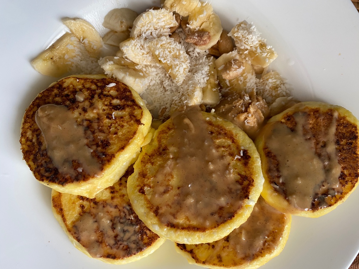 Банановые оладьи с орехами и арахисовой пастой